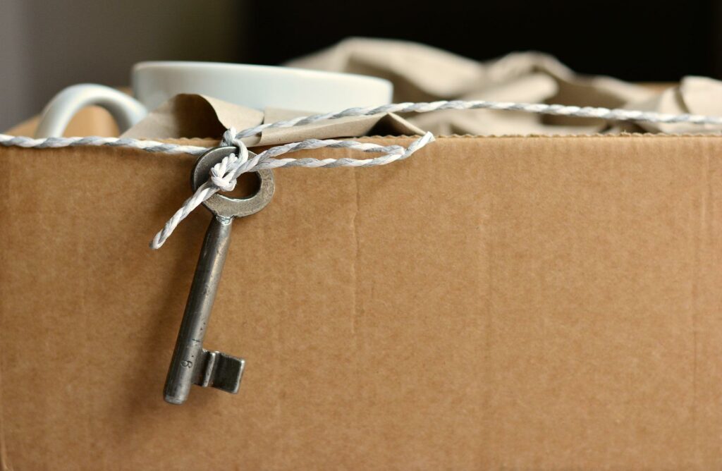 Image illustrative d'une clé qui dépasse d'un carton (aide au déménagement après décès)